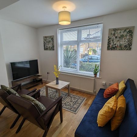 Fantastic 3-Bedroom House In London Morden  Dış mekan fotoğraf