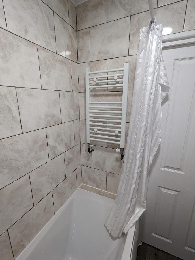 Fantastic 3-Bedroom House In London Morden  Dış mekan fotoğraf