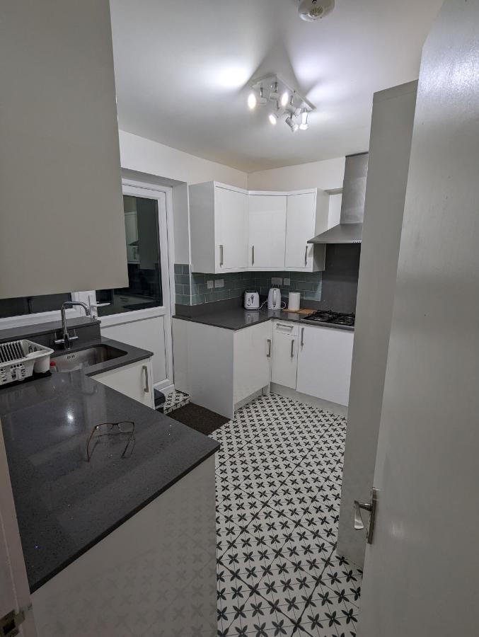 Fantastic 3-Bedroom House In London Morden  Dış mekan fotoğraf