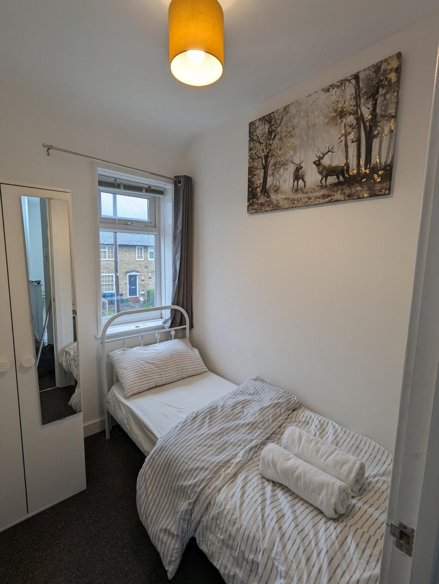 Fantastic 3-Bedroom House In London Morden  Dış mekan fotoğraf